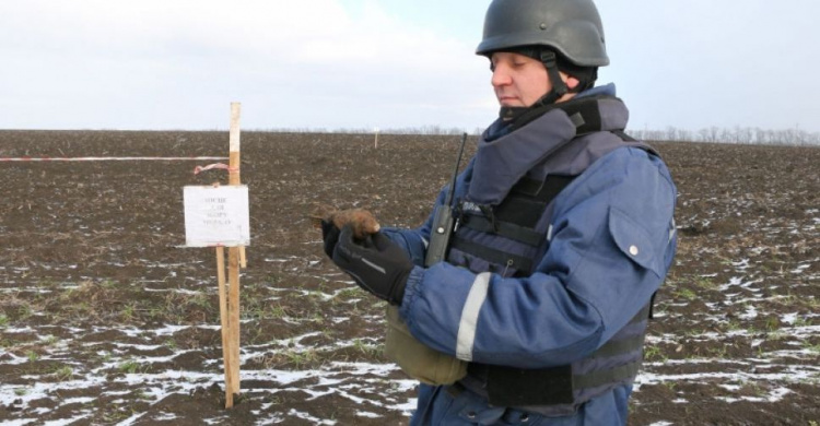 Пиротехники метр за метром очищают Донетчину от мин, гранат и артснарядов