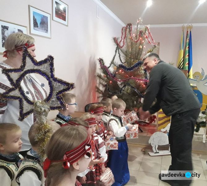 Малыши наведались с колядками в военно-гражданскую администрацию Авдеевки (ФОТО)