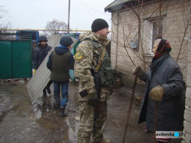 Украинские военные помогают восстанавливать Авдеевку (ФОТО)