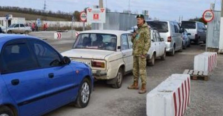 Сводка с КПВВ на линии разграничения: большие очереди и задержание груза у Гнутово