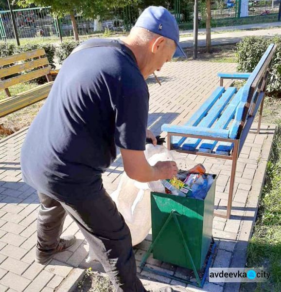 Авдеевские коммунальщики убрали с улиц "праздничный" мусор (ФОТО)