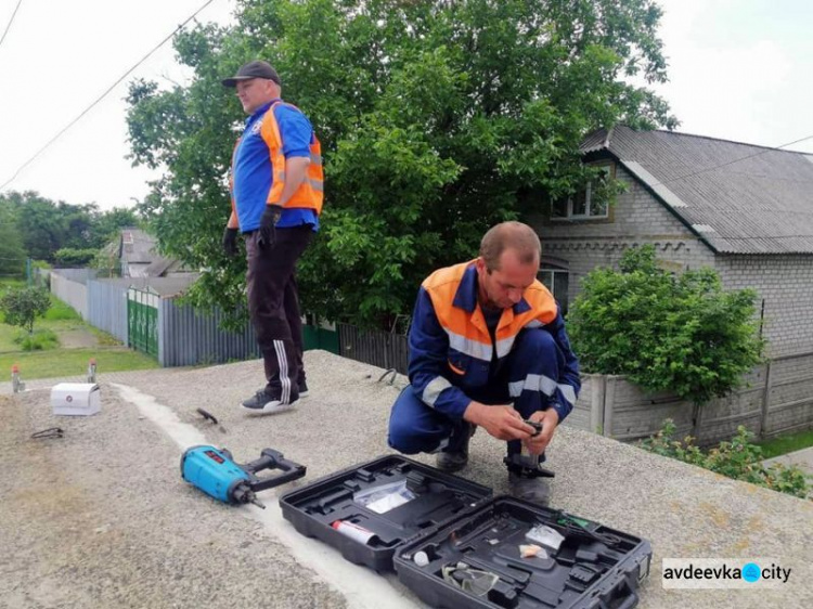 В Авдіївці комунальники продовжують ремонт старих бетонних зупинок (ФОТОФАКТ)