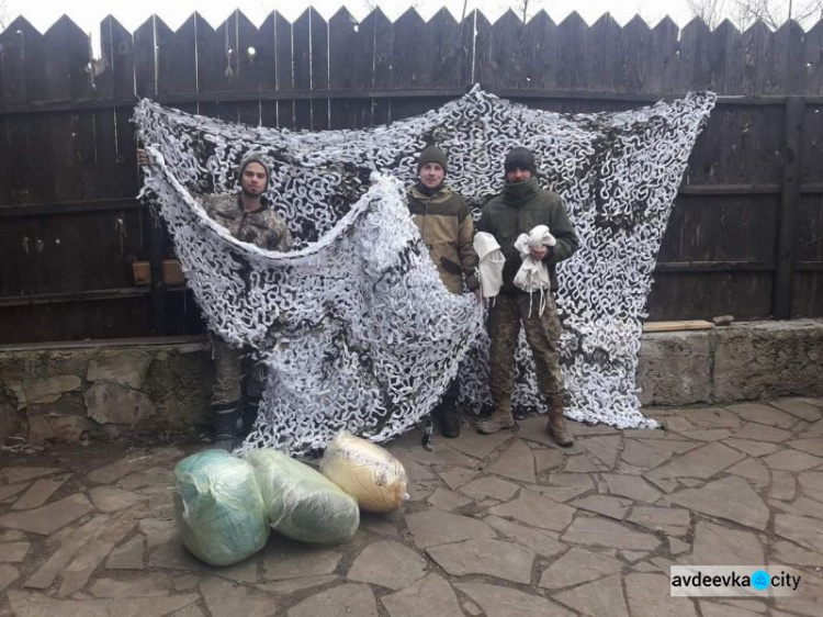 Защитников Авдеевки снабдили варениками, маскировкой и балаклавами (ФОТО)