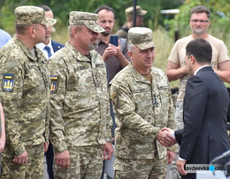 В Авдіївці президент України представив нового командувача об'єднаних сил