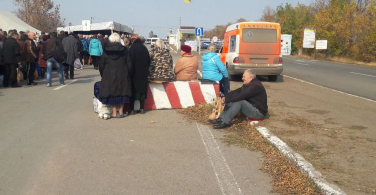 Сводка с КПВВ на линии разграничения: огромные очереди, масса задержаний и гуманитарный груз