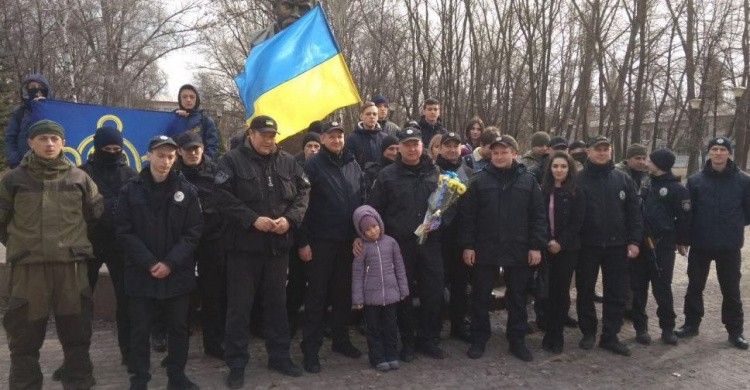 Авдіївські правоохоронці влаштували поетичний флешмоб до дня народження великого Кобзаря (ФОТО+ВІДЕО)