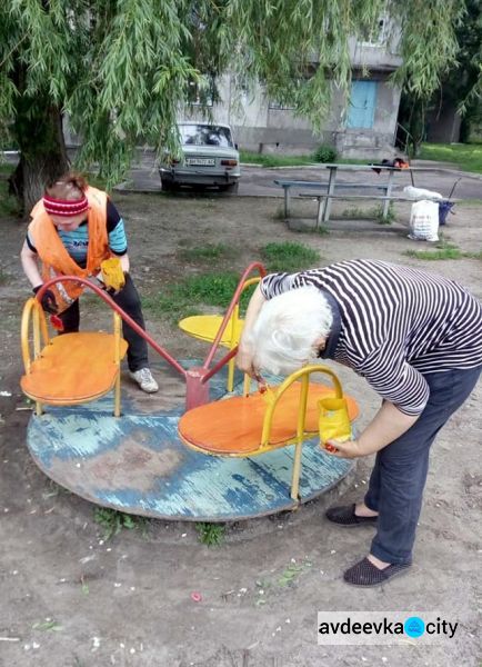 Комунальники  Авдіївки оновили дітячи та спортивні майданчики