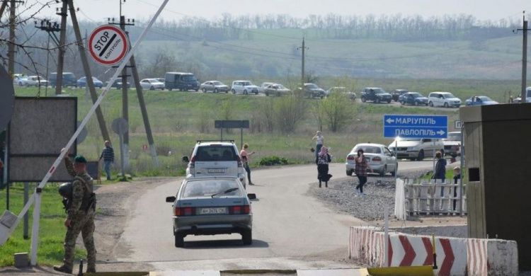 Почти две сотни авто пытались утром пересечь донбасскую линию разграничения