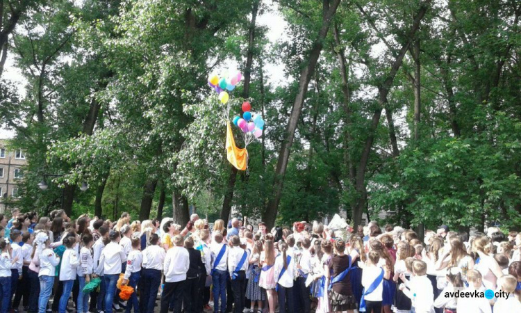 Для авдеевских школьников прозвенел последний звонок (ВИДЕО/ФОТООТЧЕТ)