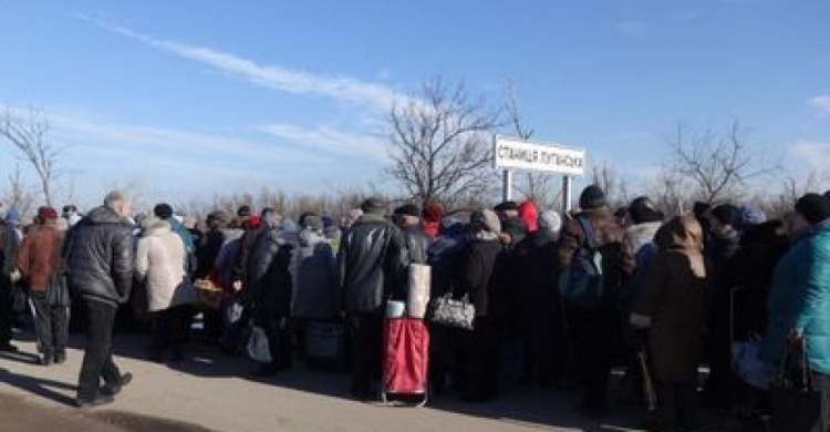 Донбасские блокпосты и КПВВ: сотни человек в очередях и обледеневший мост