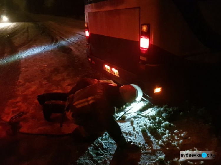 Заложниками непогоды в Донецкой области оказались 8 водителей