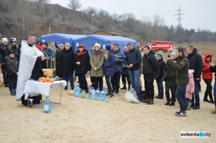 Сотни авдеевцев пришли окунуться в священную воду (ФОТОФАКТ)