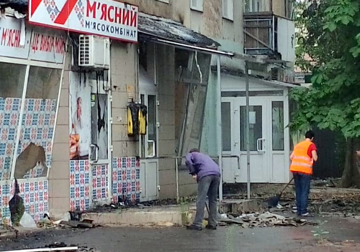 Комунальники Авдіївки навели лад біля багатоповерхівки, яку обстріляли рашисти (ФОТОФАКТ)