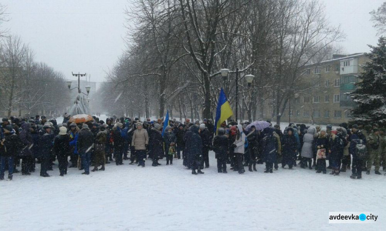 Метель не помешала авдеевцам отметить День Соборности: ФОТОРЕПОРТАЖ