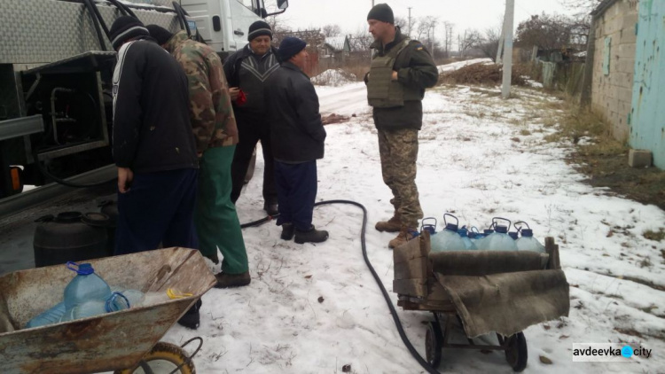 Авдеевские симики помогли доставить воду и подарки (ФОТО)