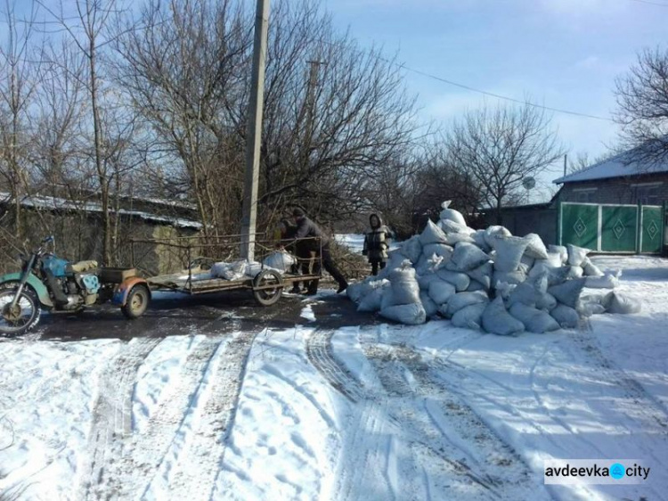 ADRA Ukraine обеспечила углем почти 1300 семей в "серой зоне" на Донбассе (ФОТО)