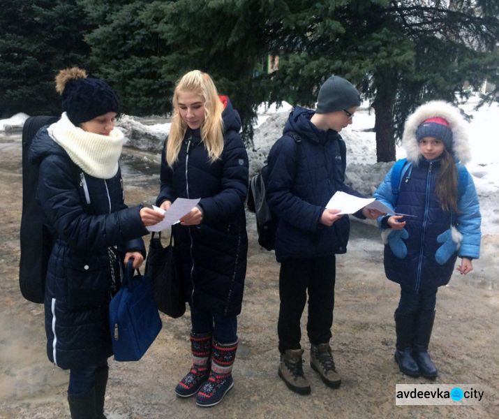 В Авдеевке дети предупреждали о коварстве льда