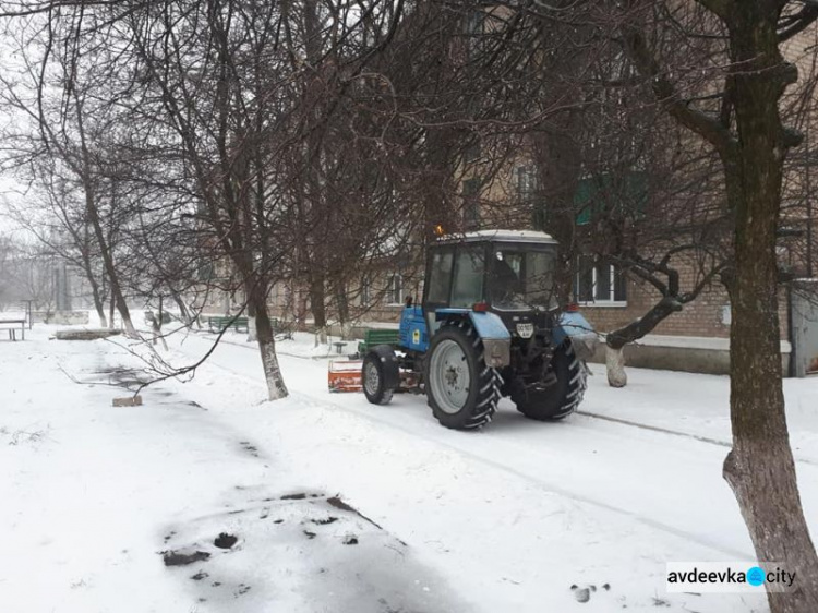 Коммунальщики Авдеевки вышли на борьбу с непогодой: фоторепортаж