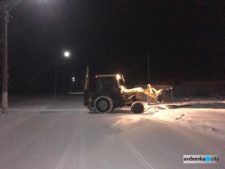 Как Авдеевку освобождают от снега: фоторепортаж