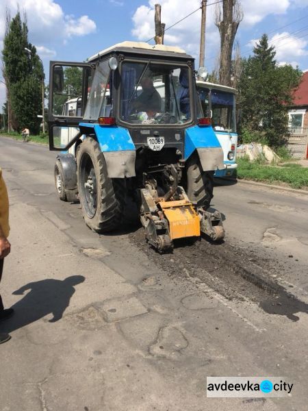 Фотофакт: в Авдеевке идет дорожный ремонт