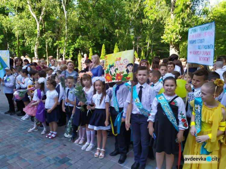 В школах Авдеевки ярко и трогательно отшумели последние звонки (ФОТОРЕПОРТАЖ)