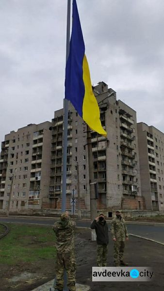 В Авдіївці з’явився новий оберіг – флаг України на в’їзді в місто з боку Донецька