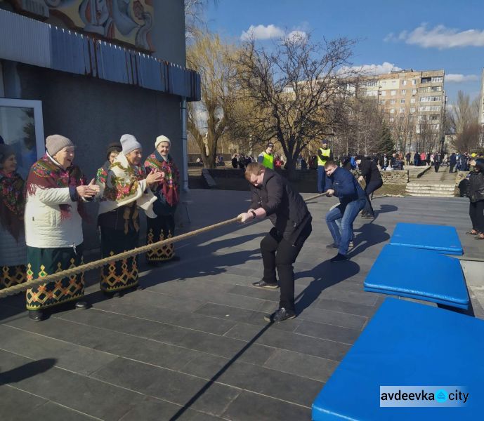 Народным гулянием в Авдеевке отметили последний день Масленицы 