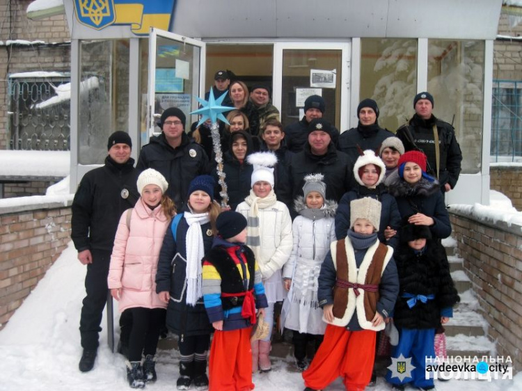 К полицейским Авдеевки пришли колядники (ФОТО)