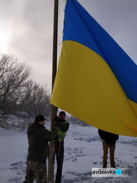 На въезде в Авдеевку реет восьмиметровый флаг Украины (ФОТО) 