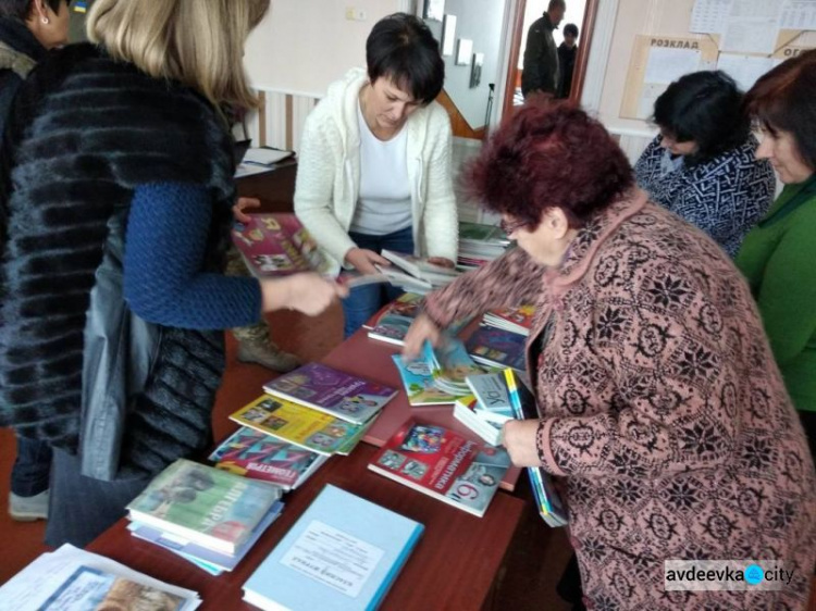 Авдеевские «симики» развозили подарки и учили безопасности (ФОТО)