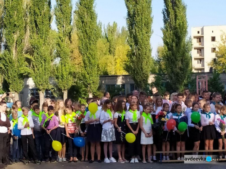 Первый звонок в авдеевских школах: торжественные линейки, шары и награждения (ФОТО)