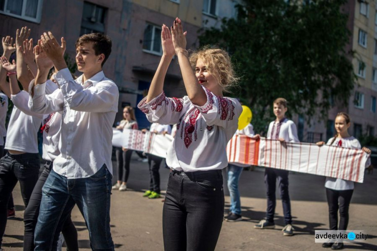 У День вишиванки авдіївські школярі завітали до захисників України з концертом (ФОТОФАКТ)