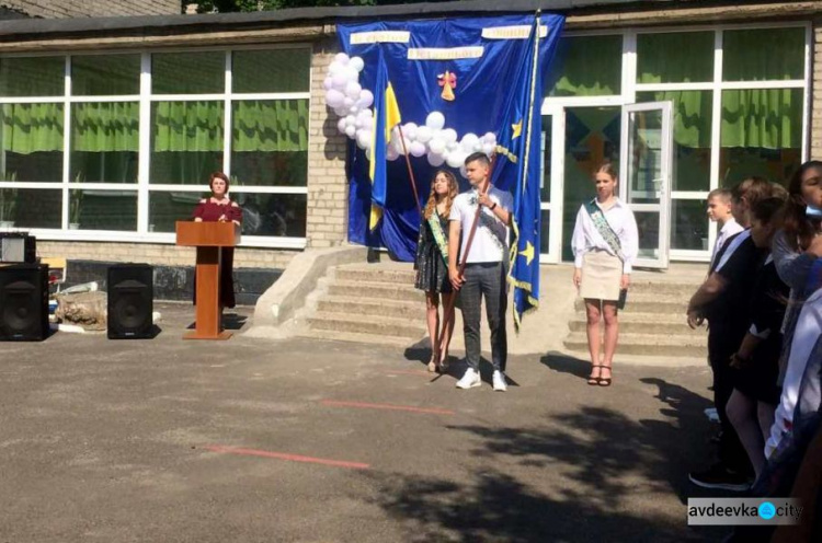 В школах Авдеевки прозвенели последние звонки (ФОТО)