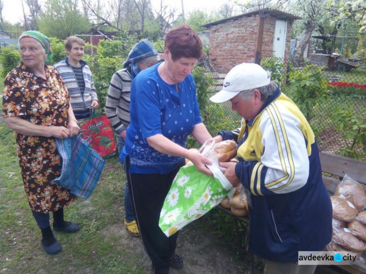 В опасную зону Донбасса доставили хлеб и булочки (ФОТО)