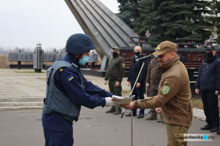 В Авдіївці відзначили рятувальників, які відновлювали прифронтову Донеччину