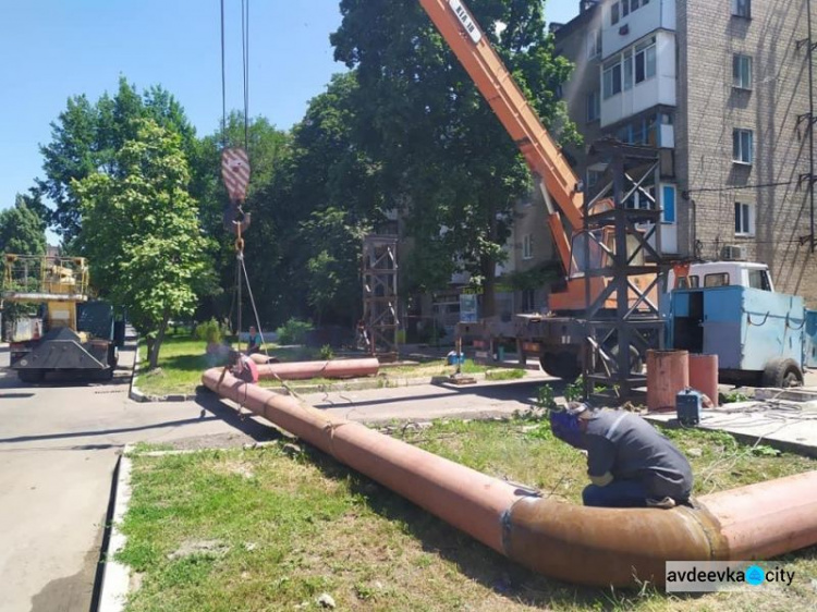 Підготовка до нового опалювального сезону у розпалі: авдіївські комунальники розпочали ремонт компенсатора