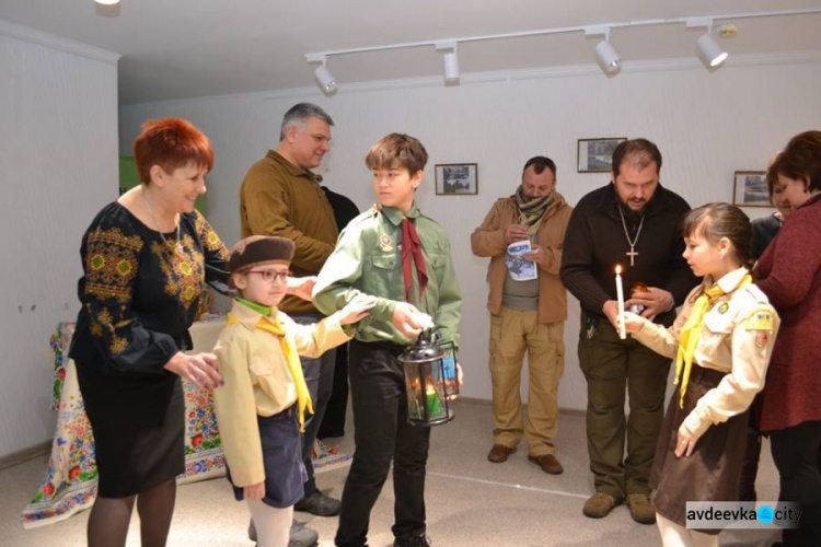 Пластуни привезли в прифронтову Авдіївку  Вифлеємський вогонь миру (ФОТО/ВІДЕО)