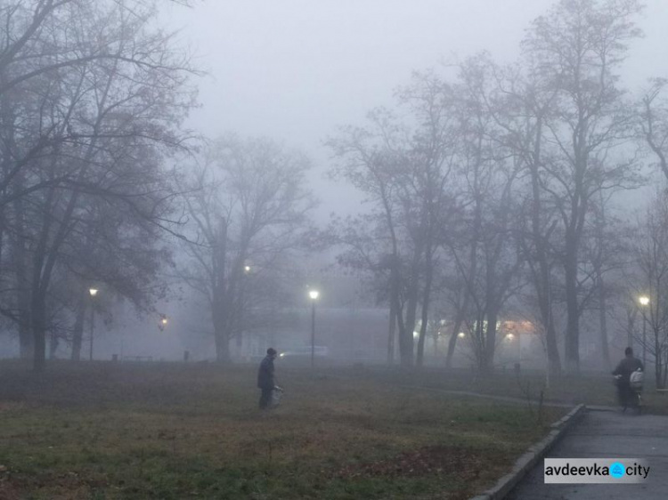 Авдеевку накрыл густой туман: видимость на дорогах предельно низкая (ФОТОФАКТ)