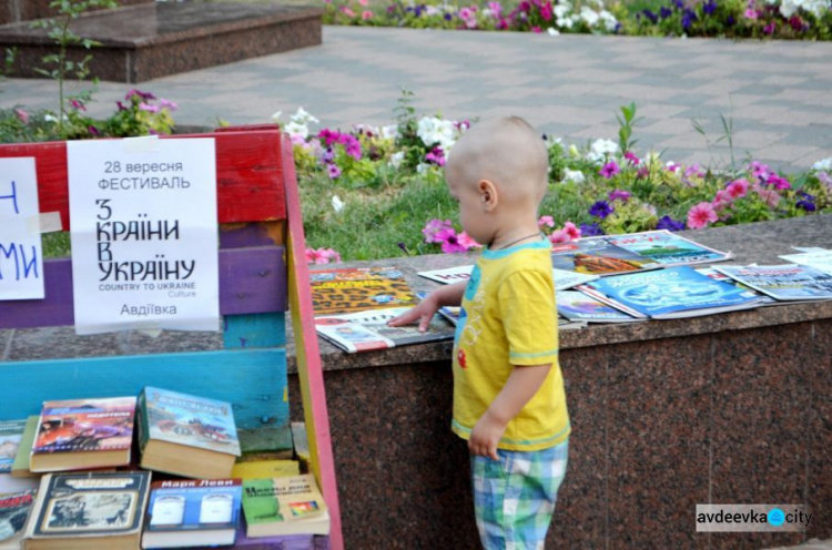 В Авдеевке состоялся музыкально-книжный вечер: фоторепортаж