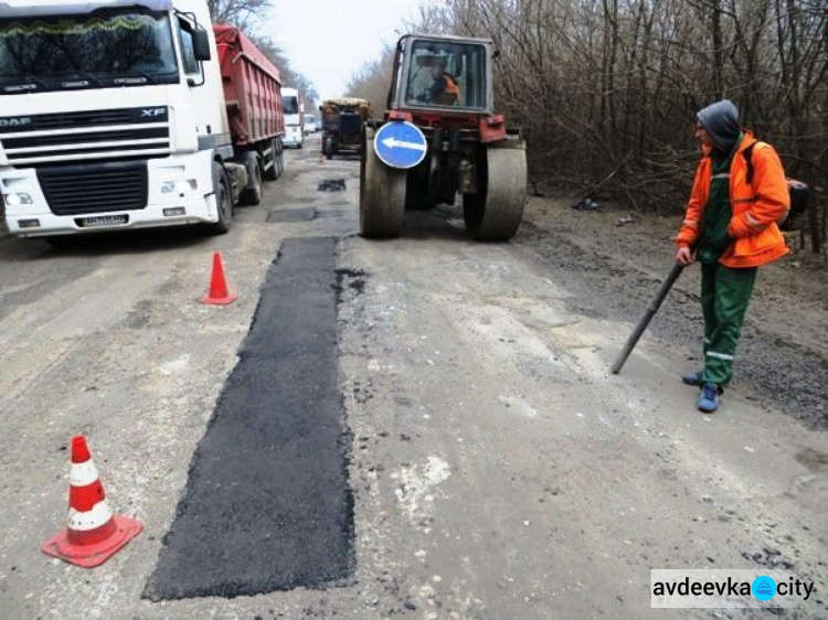 На Донбассе продолжают восстанавливать автодороги (ФОТО)