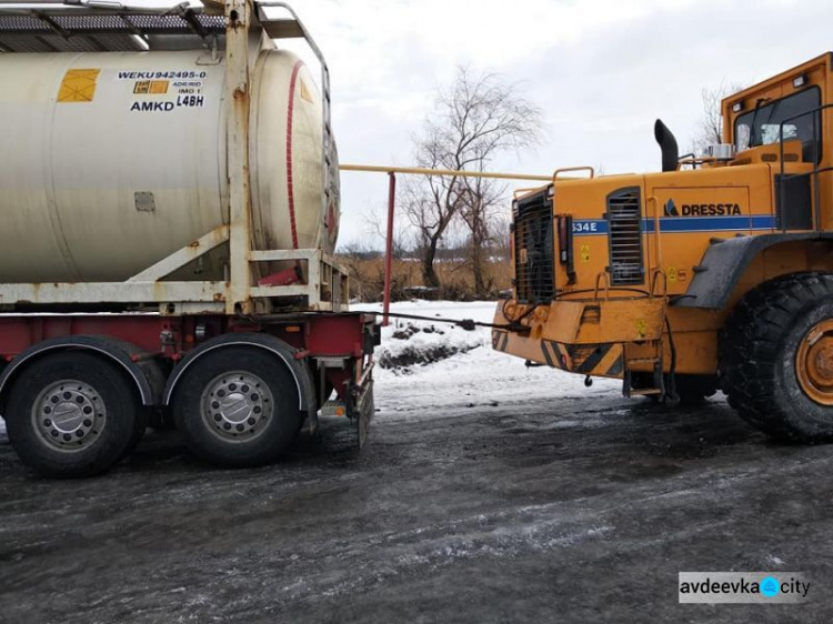 Авдеевские спасатели и коксохимики выручили попавший в ловушку бензовоз (ФОТО)