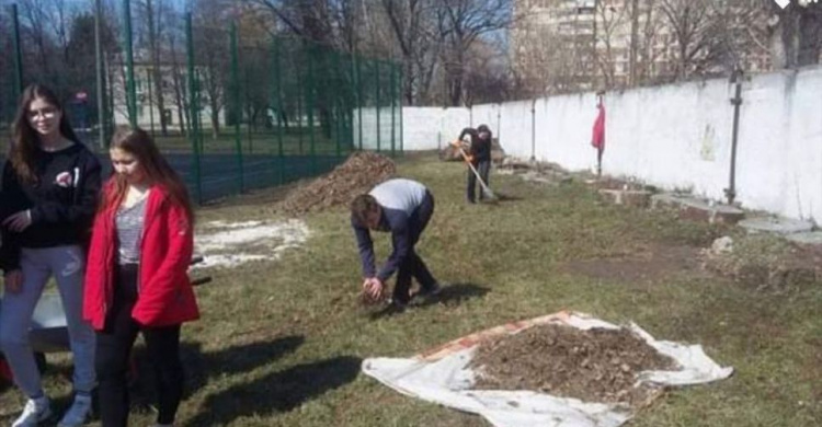 В Авдеевке приступили к обустройству спортплощадок (ФОТОФАКТ)