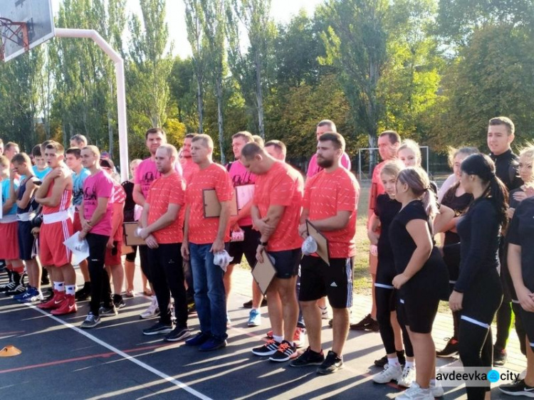 В День физической культуры и спорта в Авдеевке наградили спортсменов и активистов 