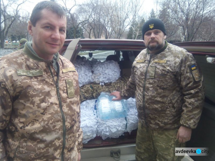 Защитников Авдеевки снабдили варениками, маскировкой и балаклавами (ФОТО)