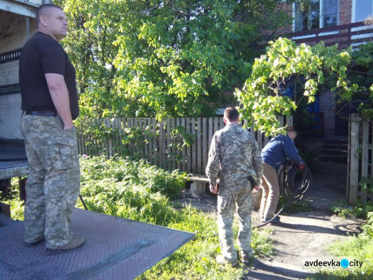 Представители Cimic Avdeevka привезли воду в прифронтовую зону (ФОТО)