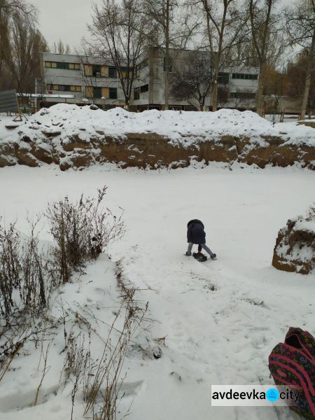 Авдеевская детвора обустроила себе досуг в строительном котловане (ФОТОФАКТ)