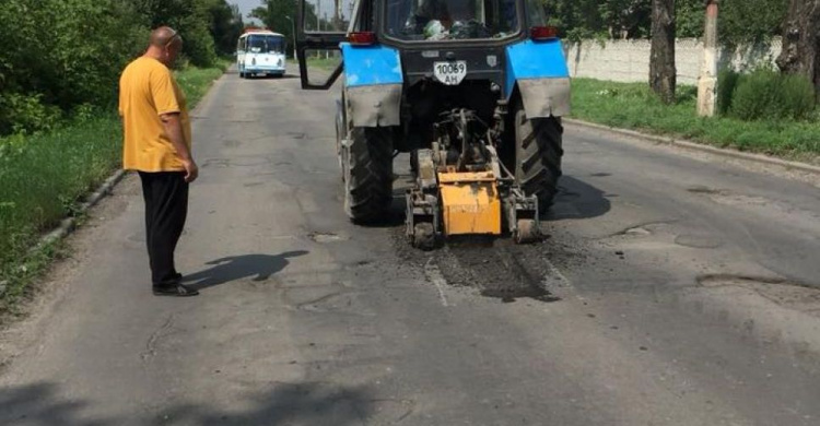 Фотофакт: в Авдеевке идет дорожный ремонт