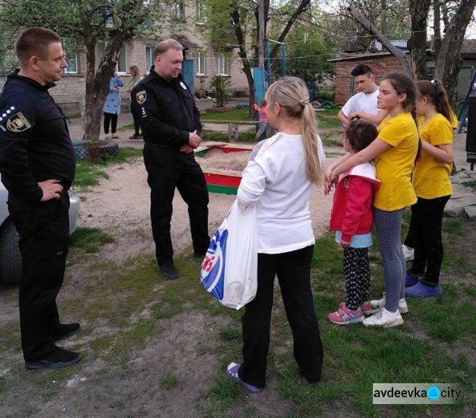 Правоохранители поздравили авдеевских детей с Пасхой (ФОТО)