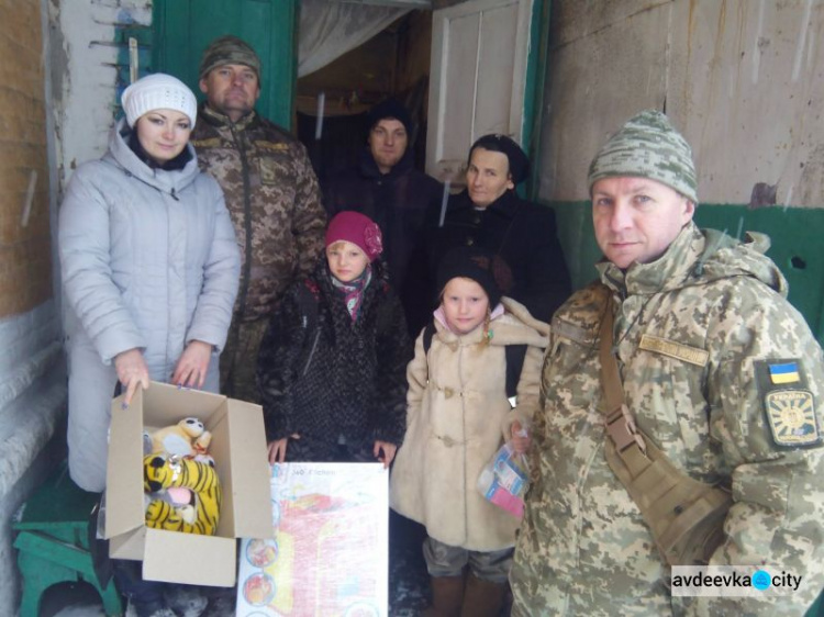 «Симики» привезли помощь гражданским, живущим рядом с авдеевской «промкой»