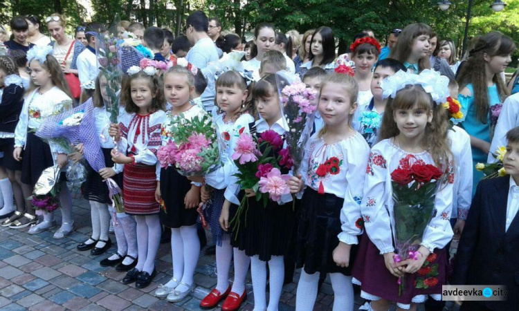 Для авдеевских школьников прозвенел последний звонок (ВИДЕО/ФОТООТЧЕТ)